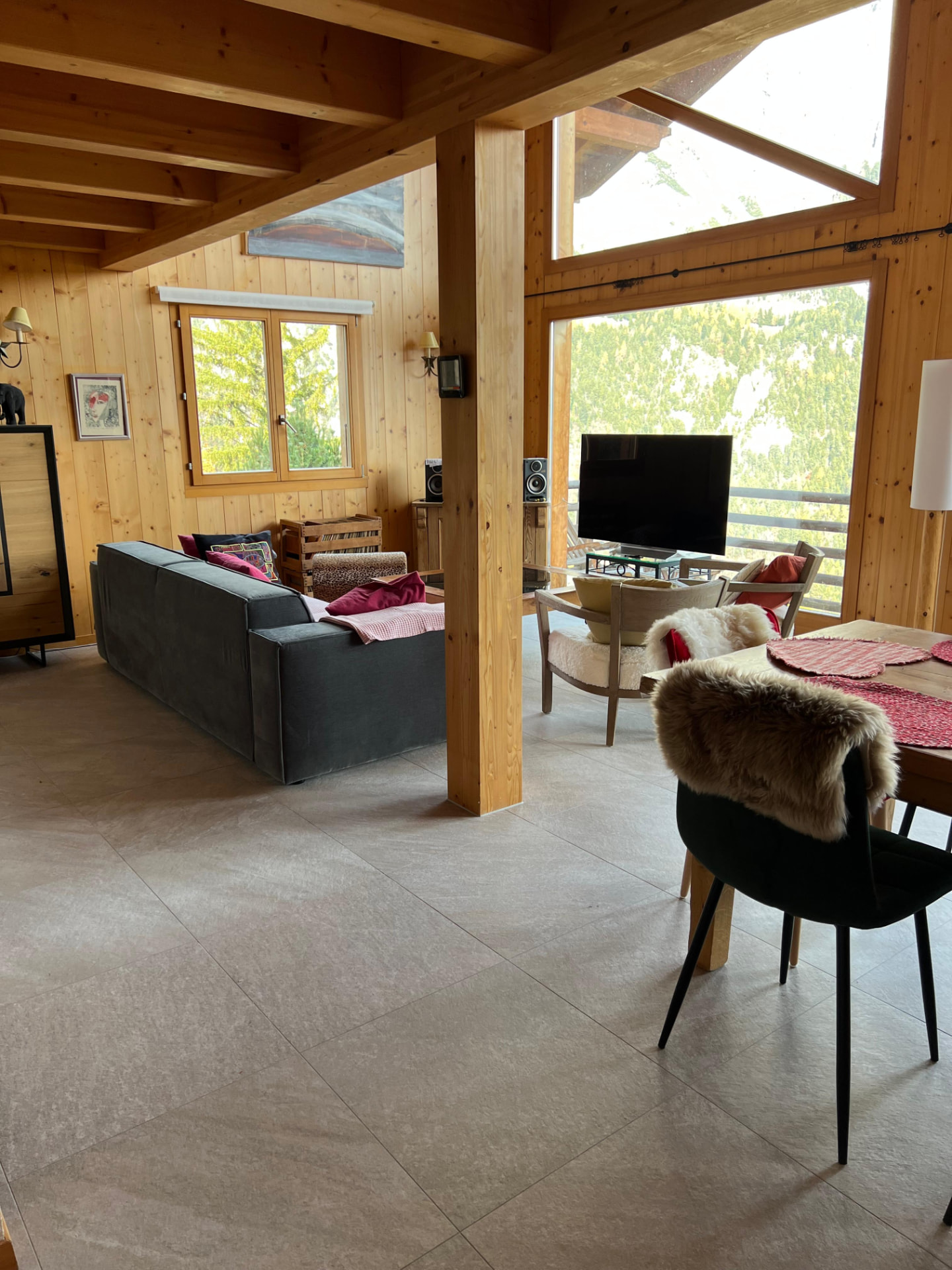 Séjour d'un chalet rénové à Ovronnaz avec sol carrelé grand format
