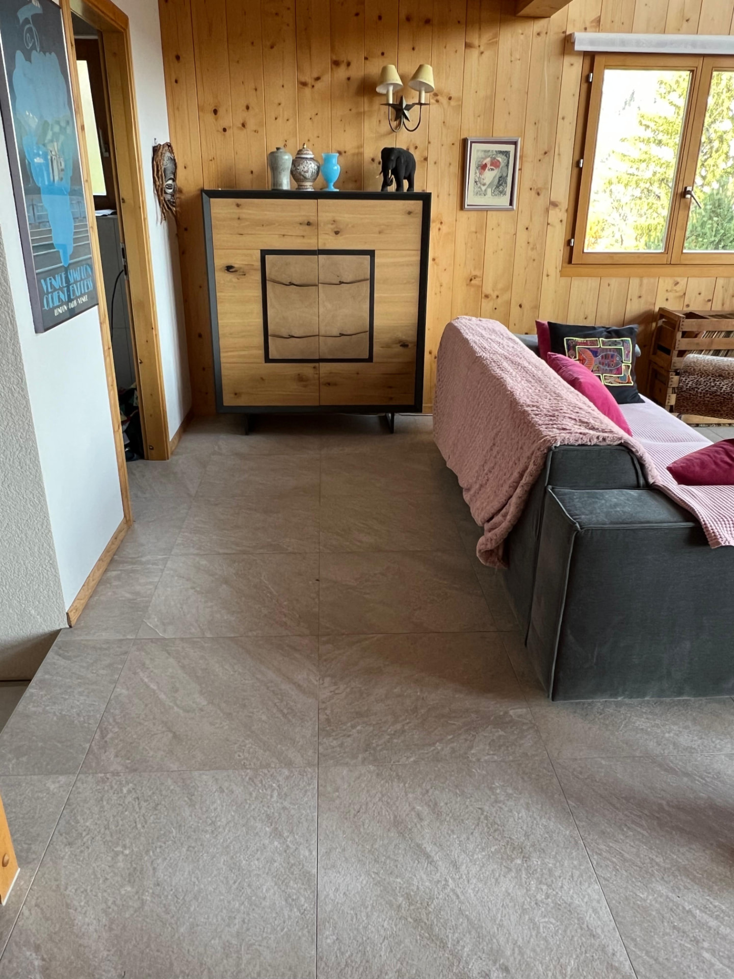 Couloir et séjour du chalet avec continuité du carrelage