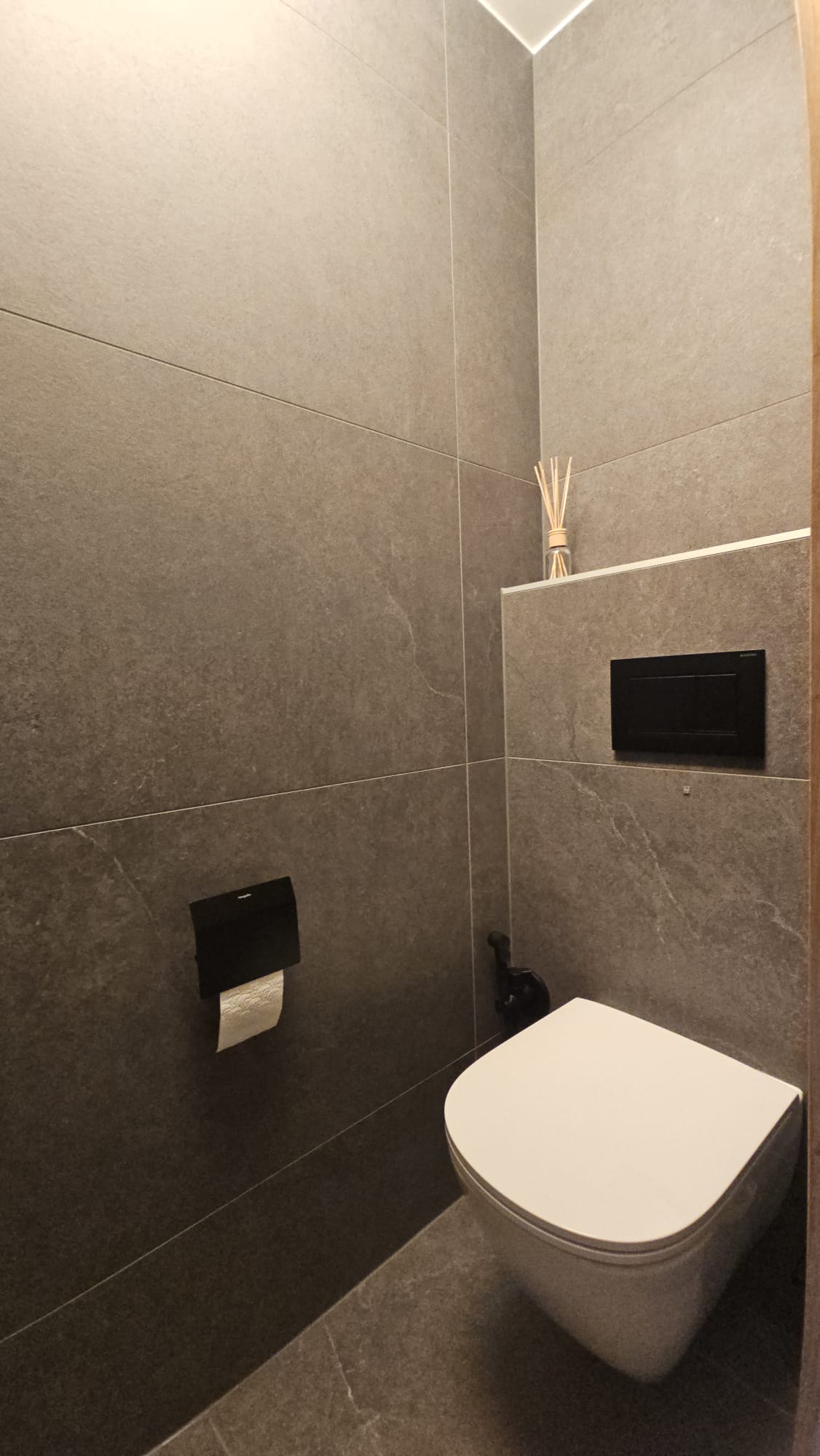 Nouvel espace WC avec carrelage gris grand format