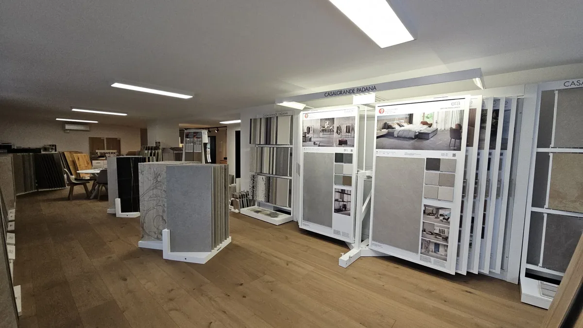 Présentoirs d'échantillons de carrelage dans le showroom de La Maison de l'Intérieur à Conthey