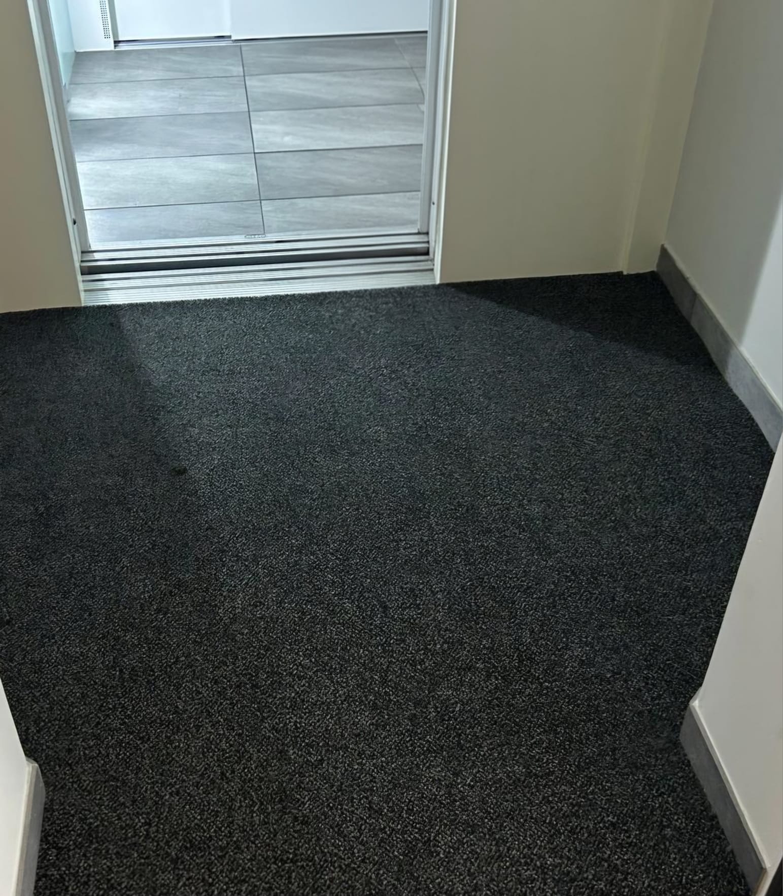 Moquette anti-salissure posée dans le sas d'entrée d'un appartement à Sion