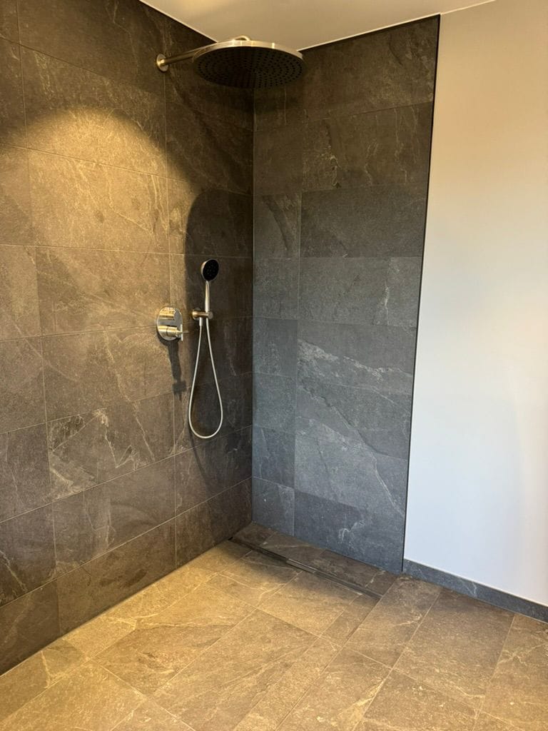 Douche ouverte avec carrelage effet pierre