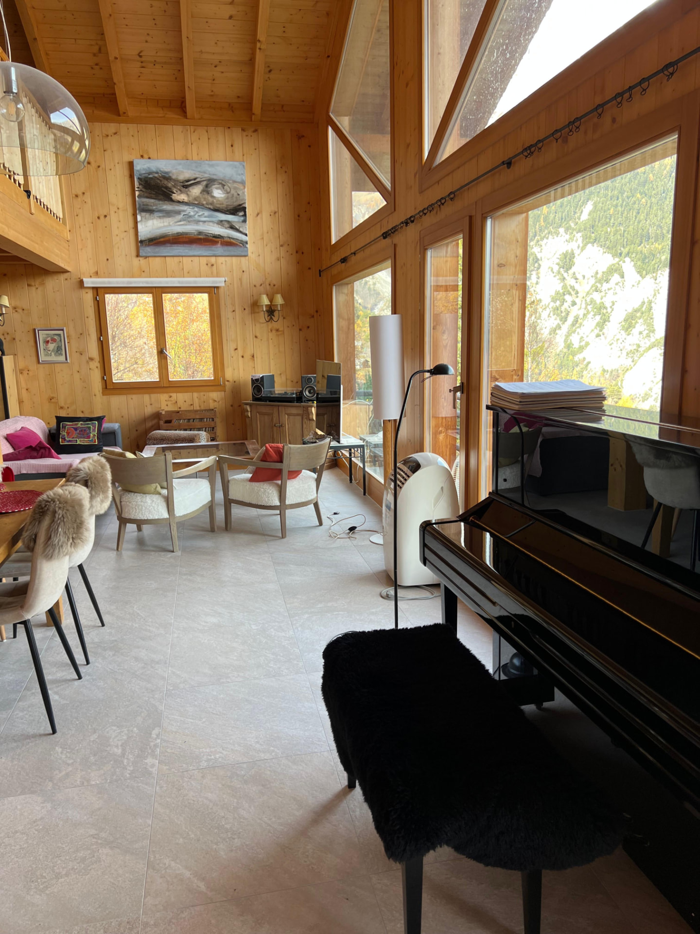 Espace de vie du chalet avec carrelage clair et boiseries
